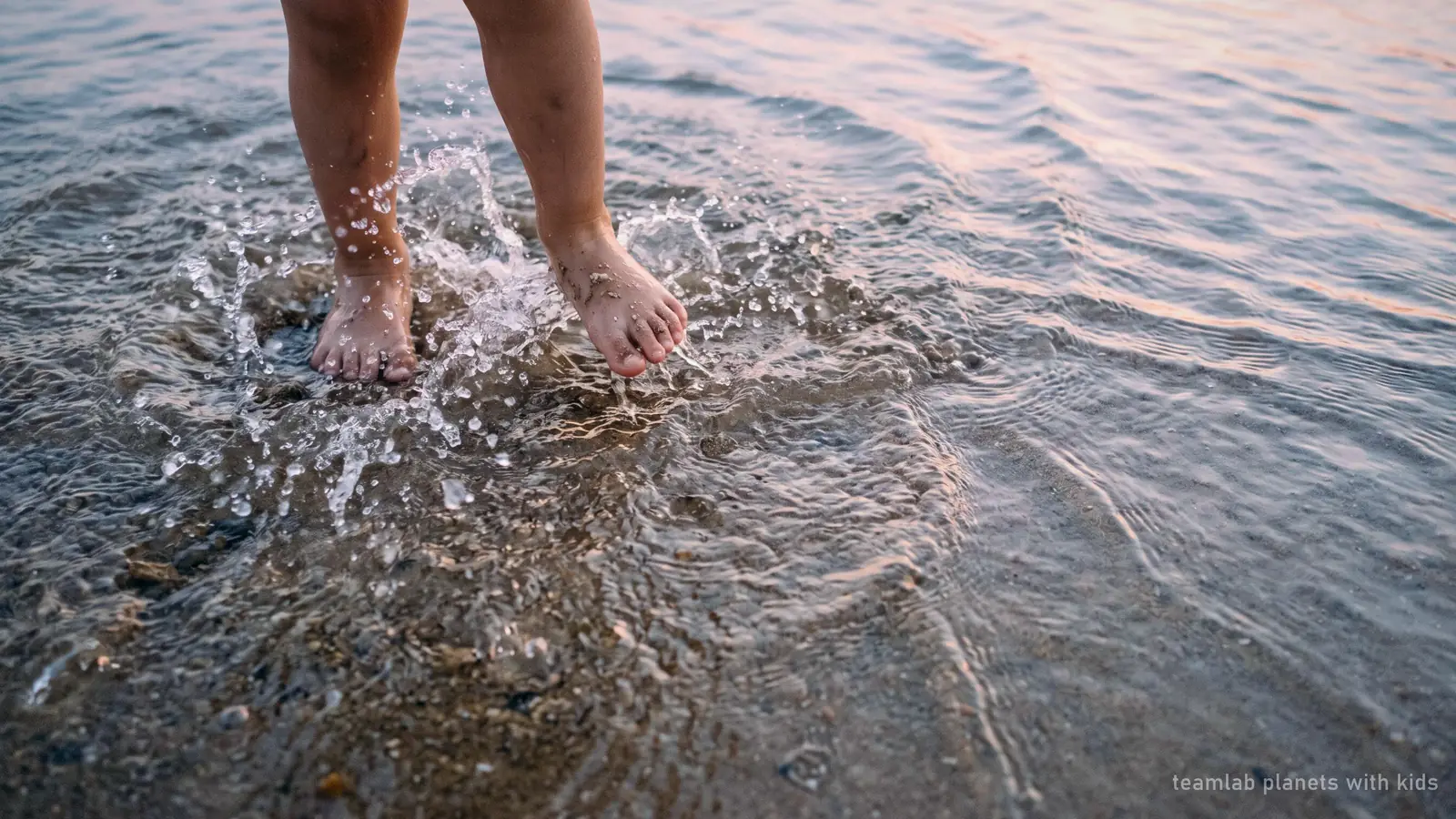 Illustration: bare feet splashing in shallow water, a reminder to bring children spare clothes